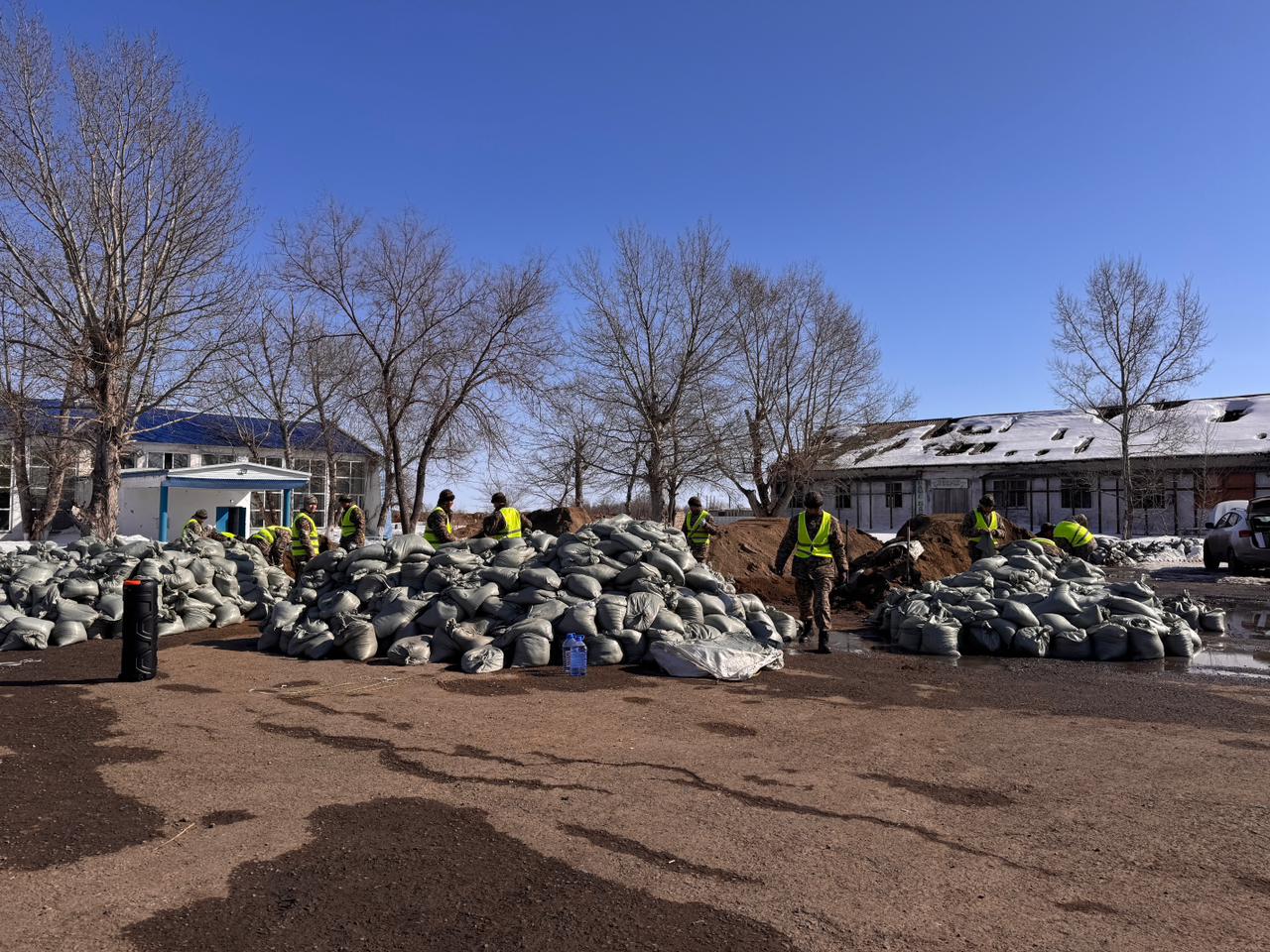 Жарқайың ауданының Пригородное ауылында су тасқынының алдын алу бойынша дайындық жұмыстары жүргізілуде.