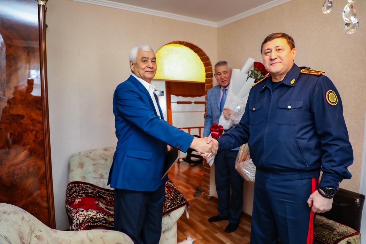 Дәуір мен абырой иесі: елордалық полицейлер ІІО құрметті ардагерін 80 жас мерейтойымен құттықтады