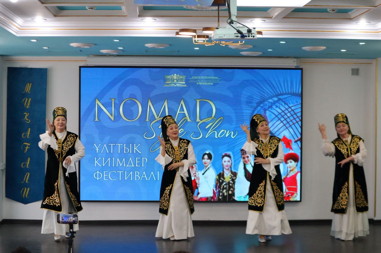 Астанада Ұлттық киім күніне орай ұлттық киімдер фестивалі өтті