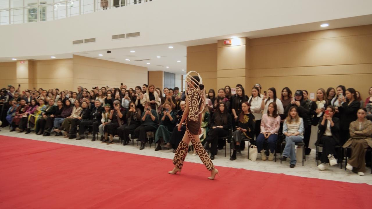 Оюдан трендке дейін: елордада қазақ киімдерінің заманауи үлгісі көрсетілді