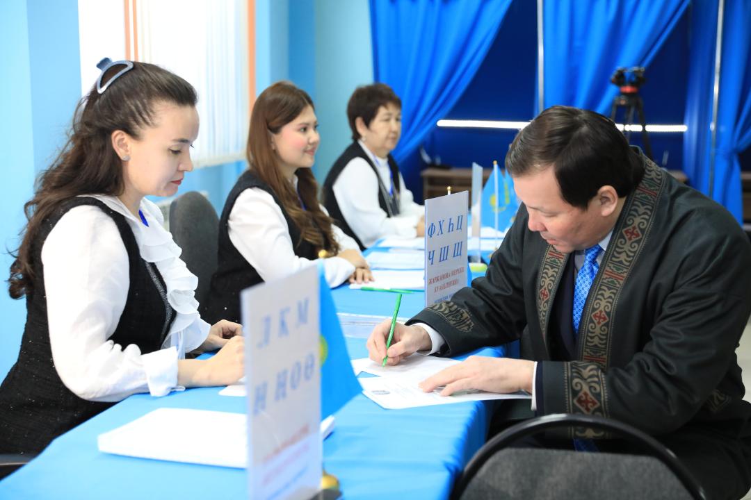 Ақтөбе облысының әкімі Асхат Шахаров референдумда дауыс берді