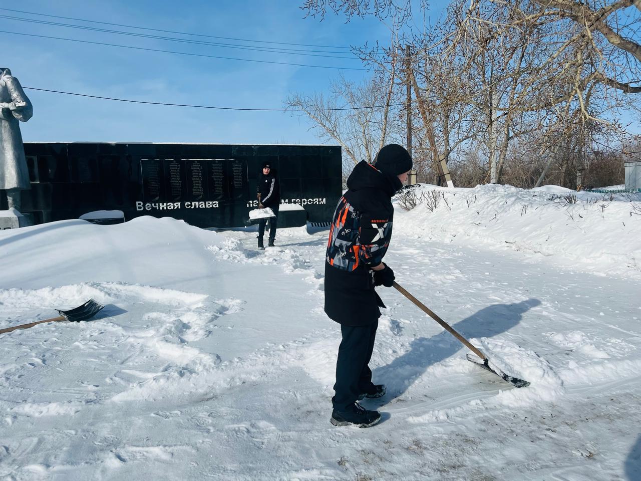 Воронеж жалпы білім беретін мектебінің оқушылары Ұлы Отан соғысы ескерткішіне қар жинады.