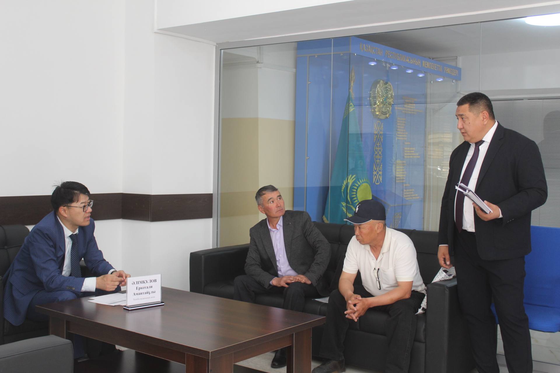 АУДАН ӘКІМІ ТҰРҒЫНДАРДЫҢ ӨТІНІШТЕРІ БОЙЫНША НАҚТЫ ТАПСЫРМАЛАР БЕРДІ