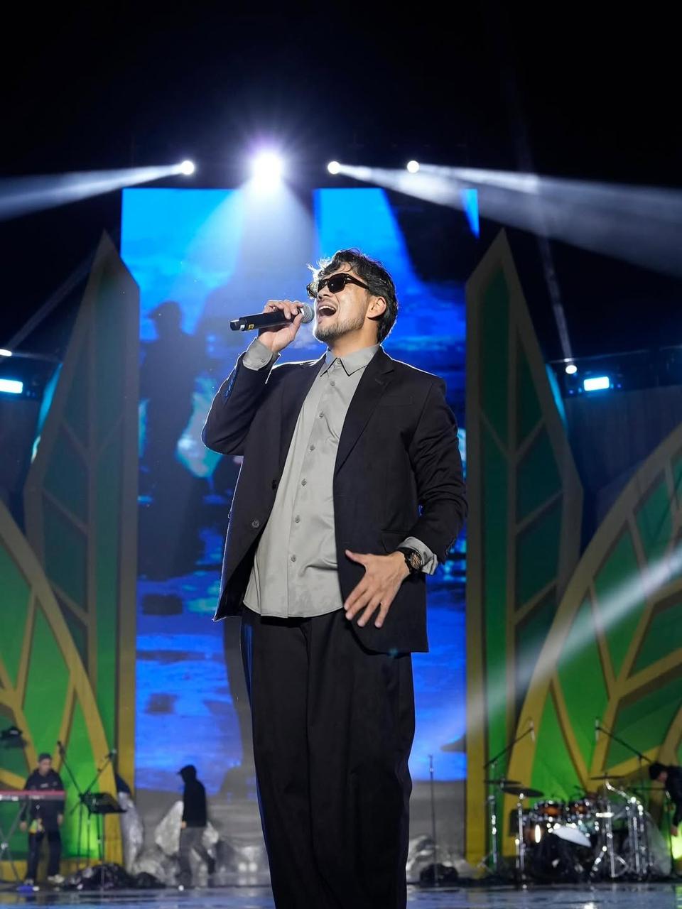 МЕРЕКЕЛІК  ДУМАН  ӨНЕР ЖҰЛДЫЗДАРЫМЕН ЖАЛҒАСТЫ