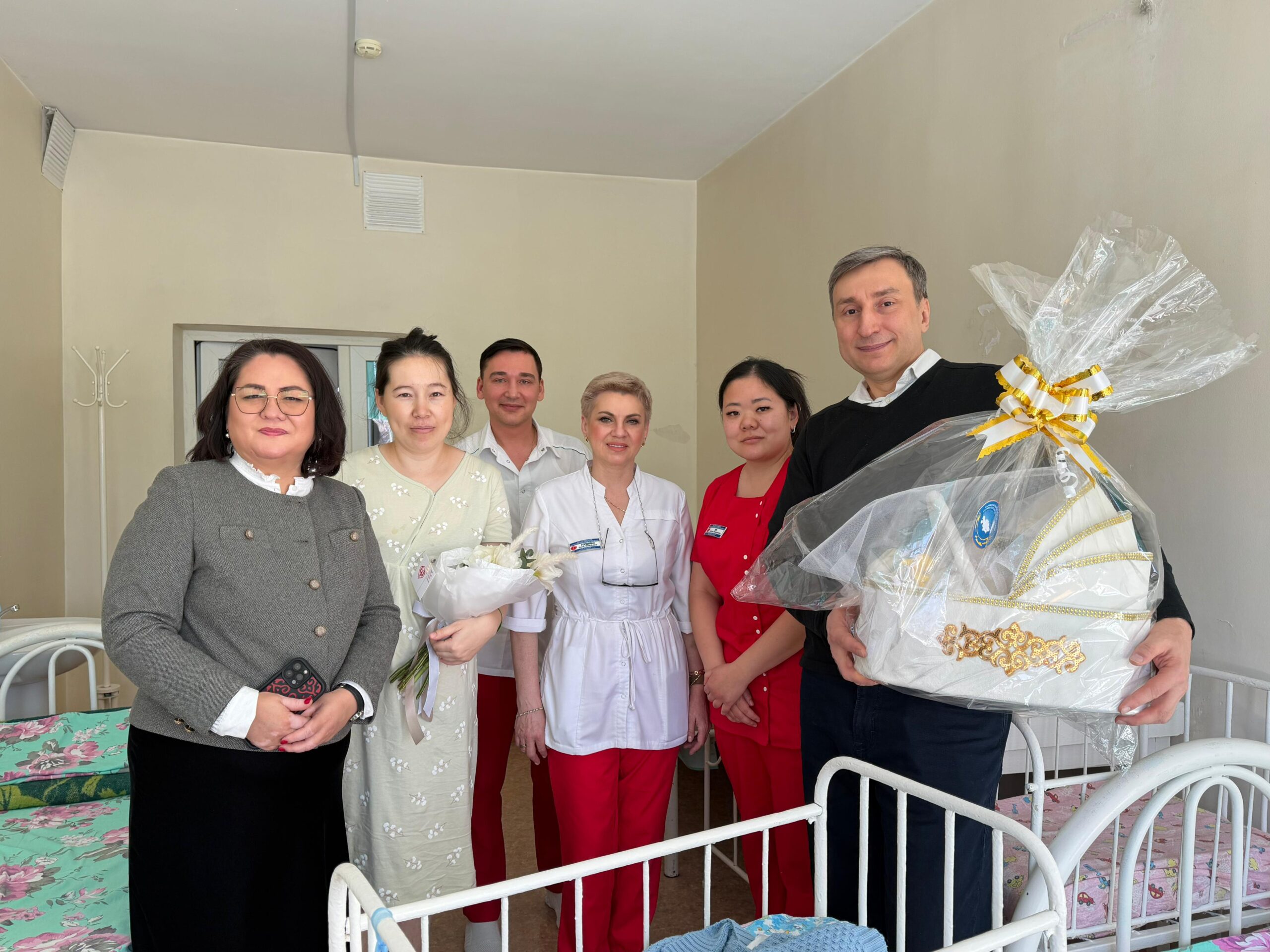 «Наурызнама» онкүндігі аясында «Шаңырақ күніне» орай Қарағанды облысы Қазақстан халқы Ассамблеясының мүшелері, этномәдени бірлестіктердің жетекшілері және облыстық ҚХА Аналар кеңесінің өкілдері Қарағанды қаласының перинаталды орталықтарына барып, осы күні дүниеге келген балалардың аналарын құттықтап, оларға естелік сыйлықтар табыс етті.