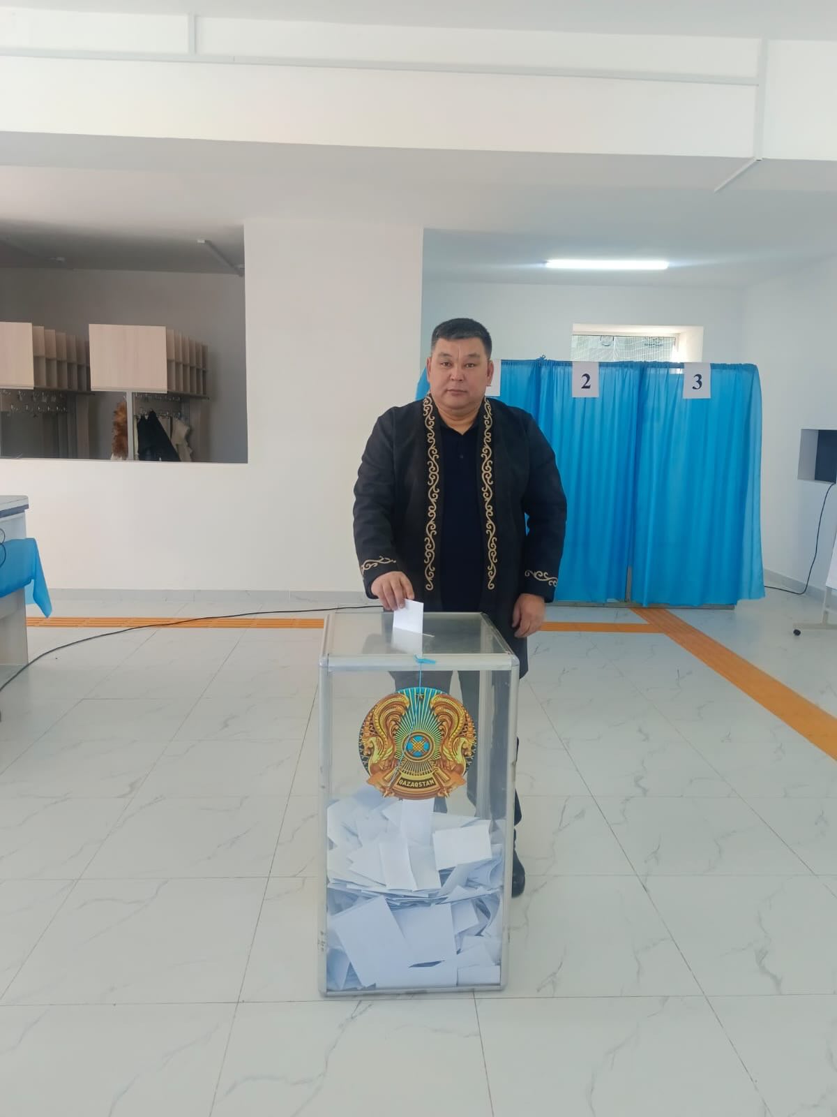 Приозерск қалалық мәслихатының қызметкерлері сайлау учаскесіне келіп, дауыс беру арқылы өздерінің азаматтық борыштарын орындады.