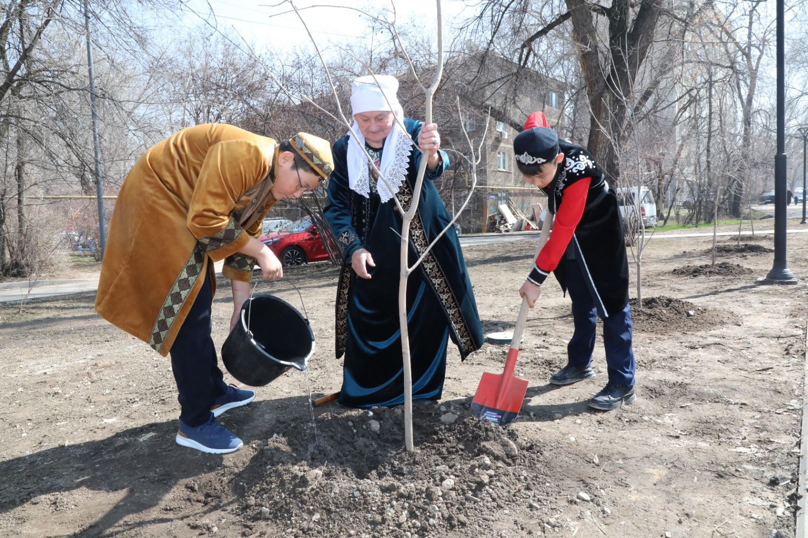 Алматыда Жаңару күнінде 400-ден астам ағаш егілді