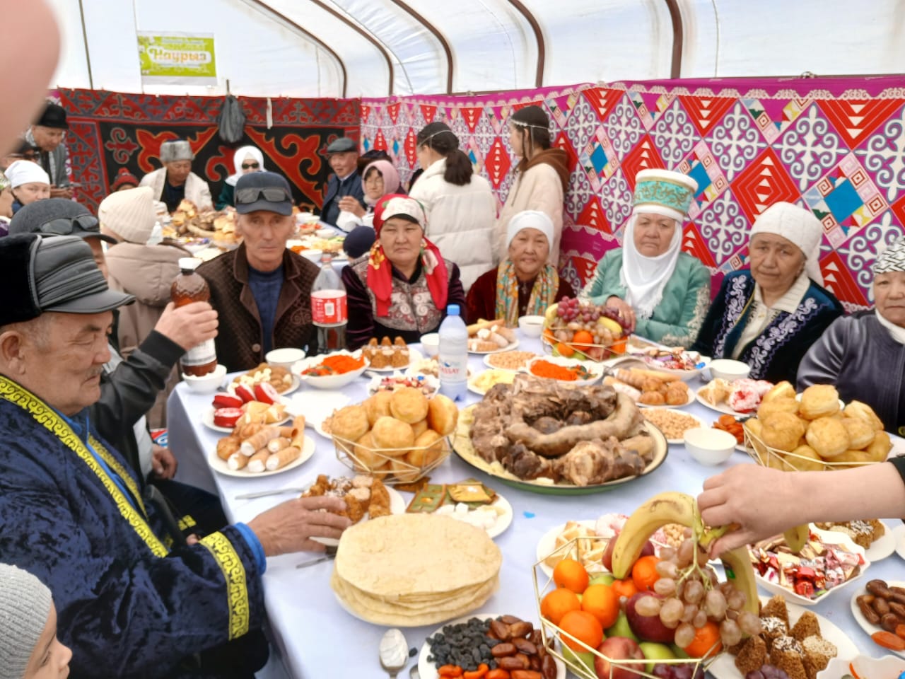 Кеншоқы ауылдық  округі бойынша “Әз-наурыз!”мерекесі кеңінен  аталып  өтті.Арнайы киіз үй құрылып,көшелер болып қазақы дастархан жайылды.Әр көше өз өнерлерін көрсетіп,ұлттық салт-дәстүрден көрініс   көрсетіп,түрлі сайыс түрлерін насихаттады.
