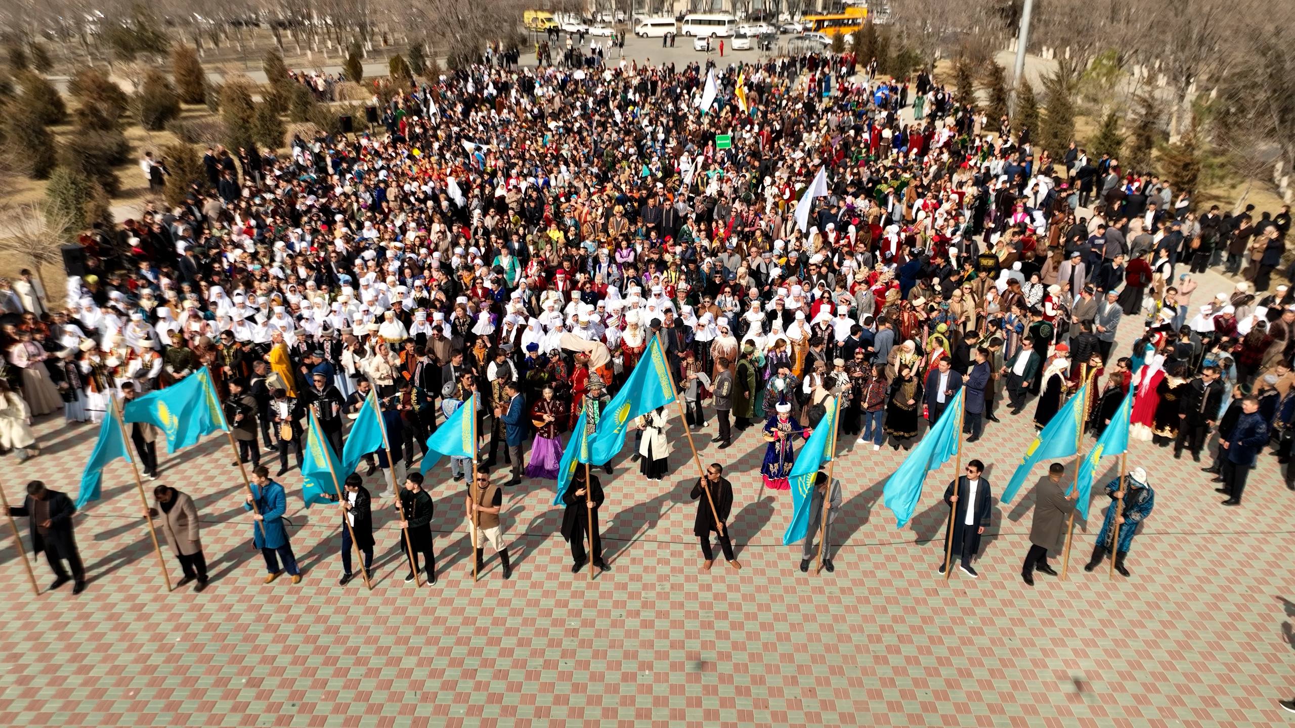 Ұлттық киім күніне арналған мерекелік шеруге 5 мыңнан астам  атыраулық қатысты