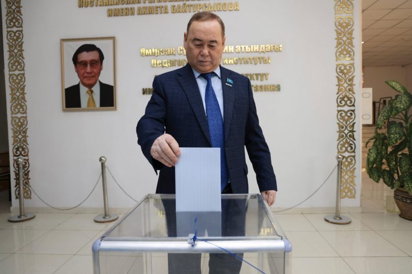Сайлаубек Ещанов проголосовал одним из первых на референдуме в Костанае