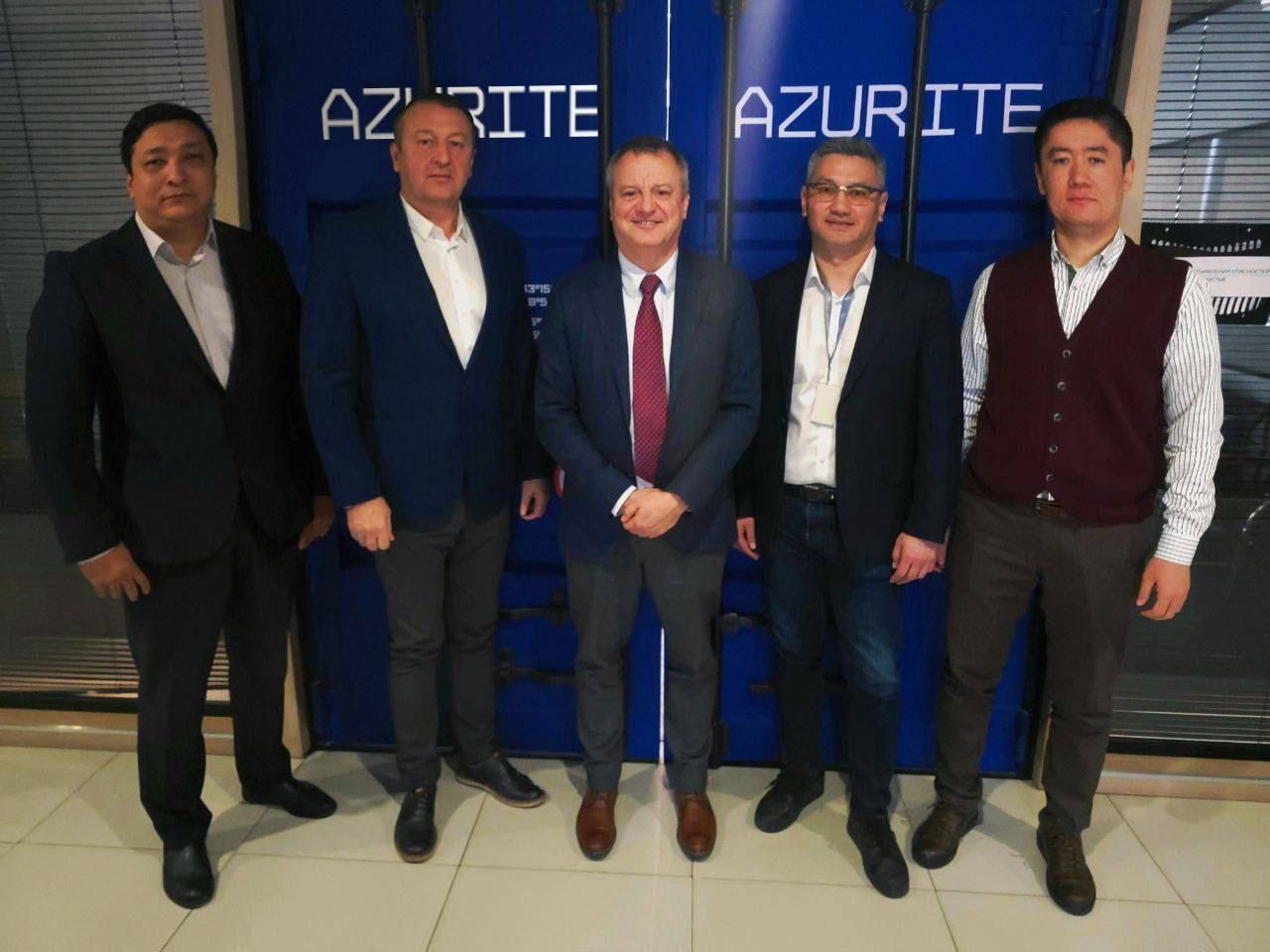 Ahlers пен Azurite Орта дәліздегі позицияларын күшейтуде