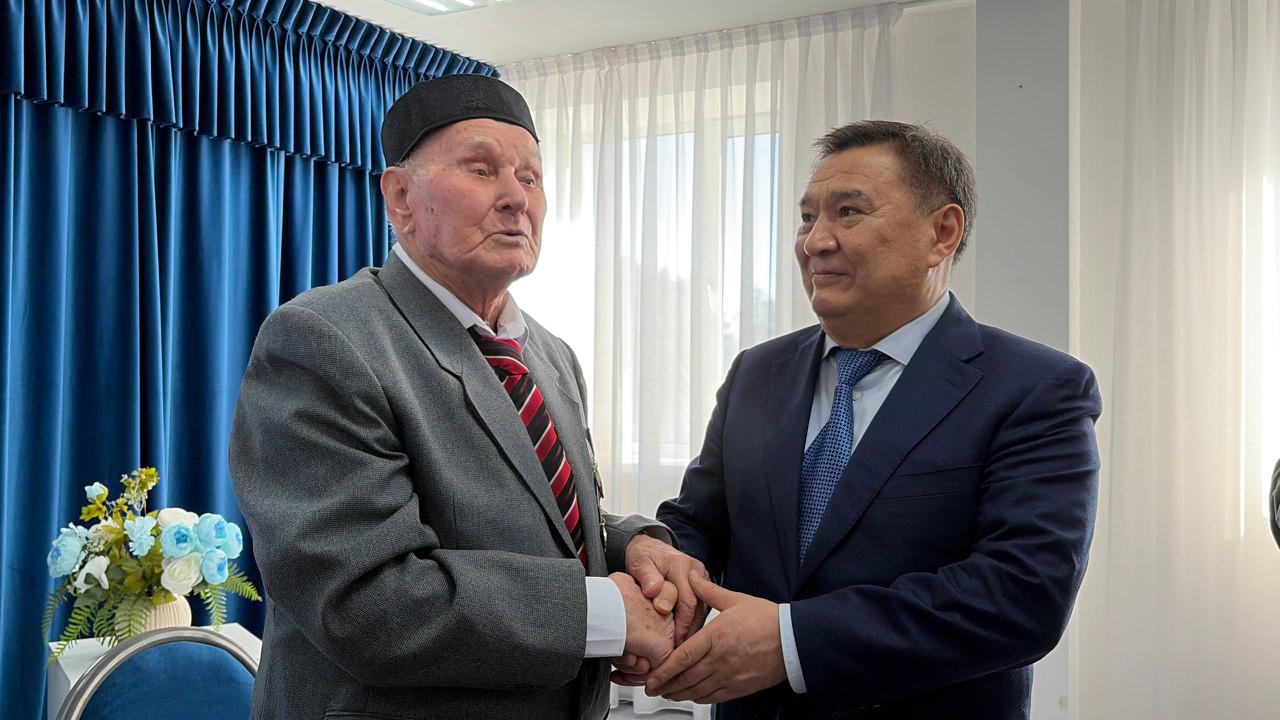 Ақмола облысының әкімі Марат Ахметжанов Щучинск қаласында ұзақ жасаған қарияны құттықтады