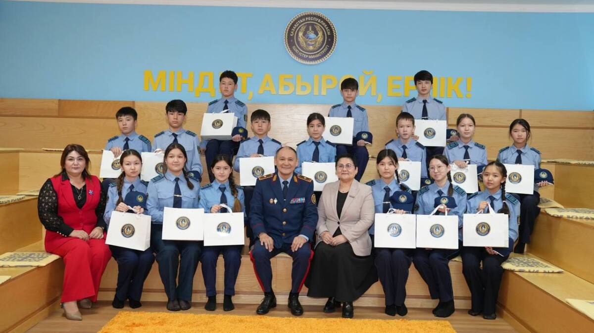Түркістан облысының бас полицейі 100 оқушымен кездесіп, өмірлік кеңес берді