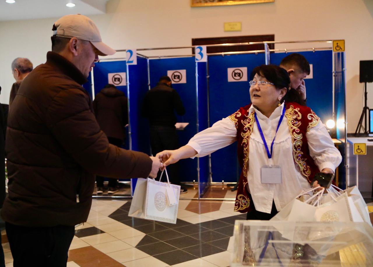 ТҮРКІСТАНДА АЛҒАШҚЫ ДАУЫС БЕРУШІЛЕРГЕ АРНАЙЫ СЫЙЛЫҚТАР ТАБЫСТАЛДЫ