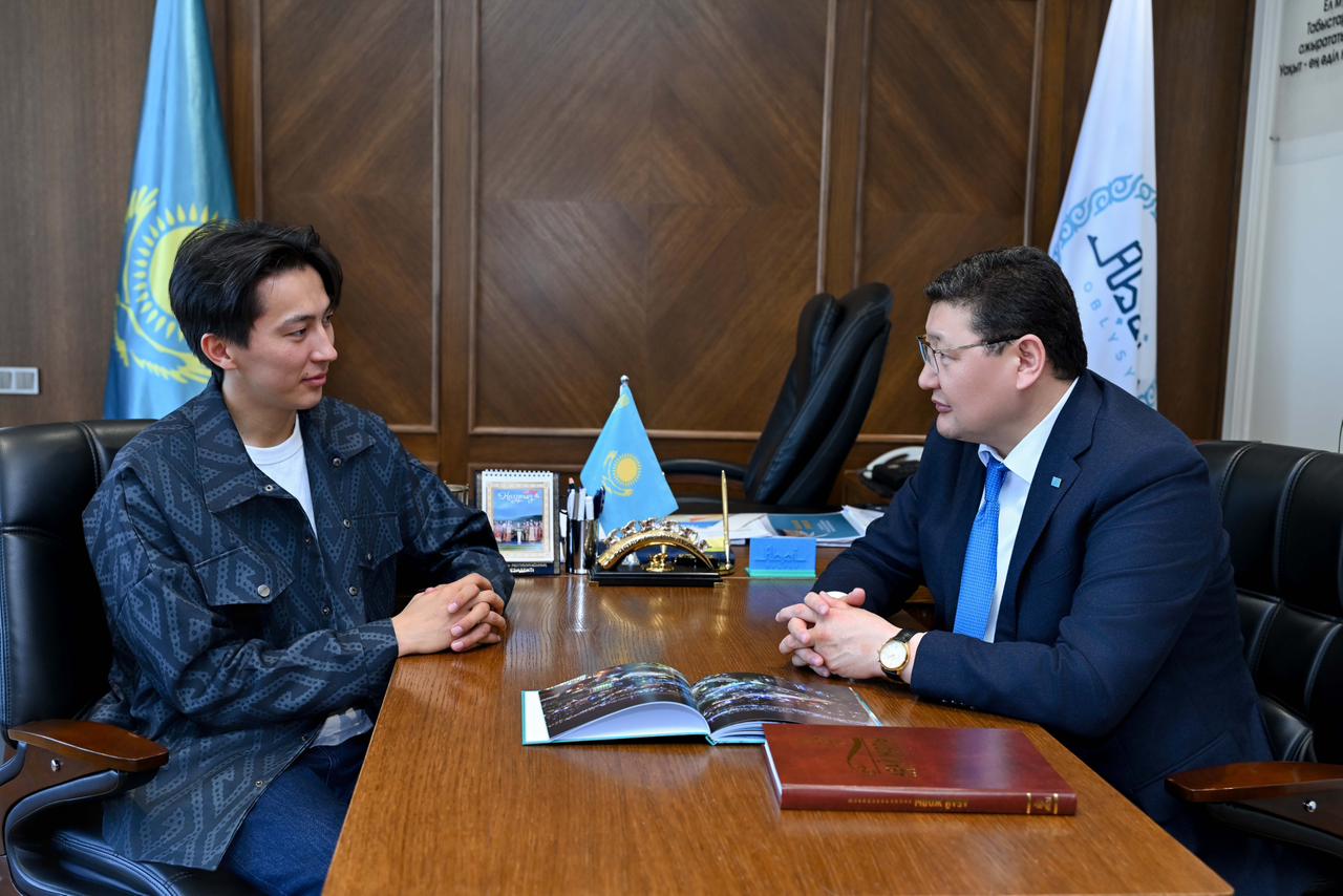 Облыс әкімі саяхатшы блогер Дастан Мұхамедрахыммен кездесті