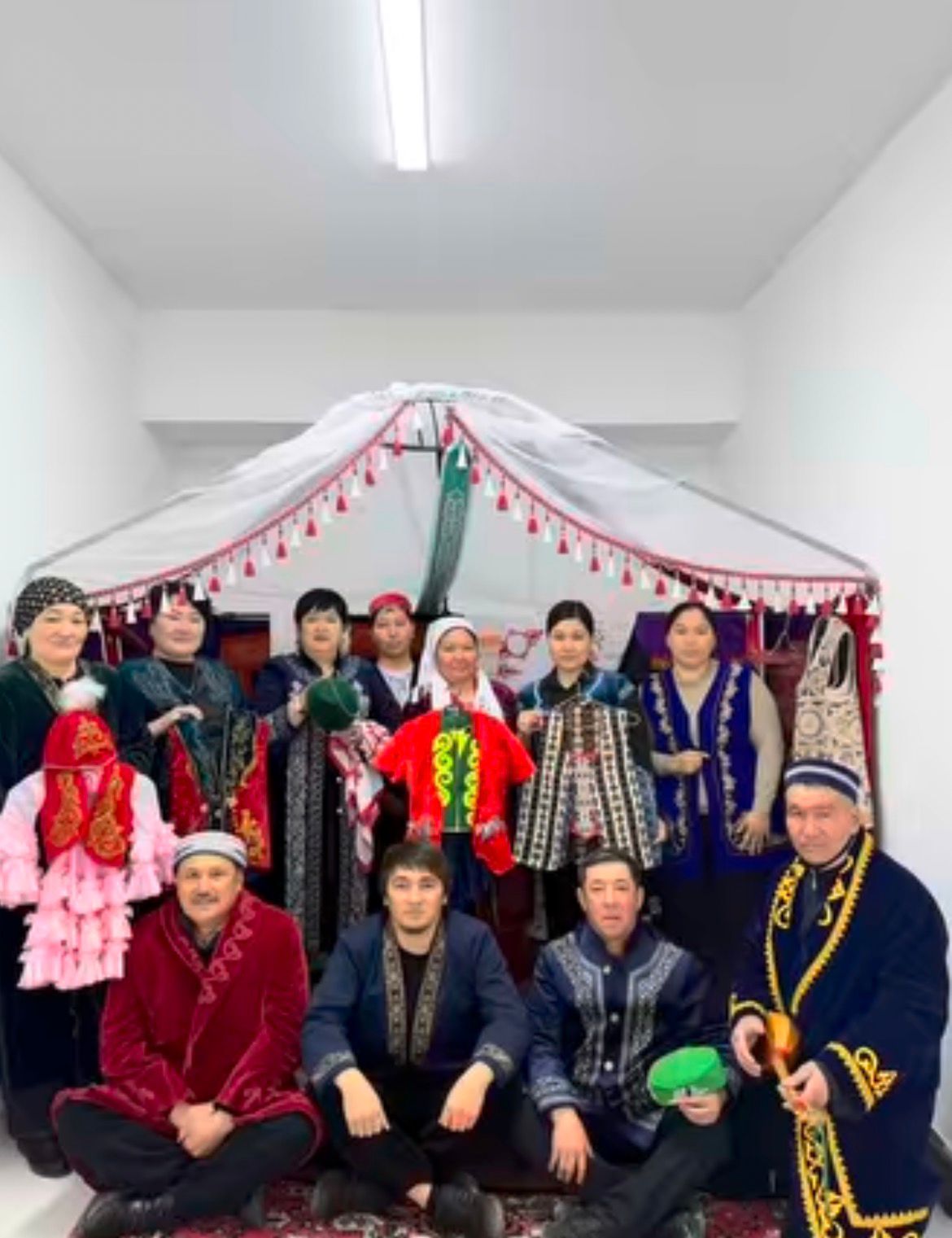 В рамках Десятилетия Наурызнамы, по случаю Дня национальной одежды, государственные служащие акимата села Алмалы пришли на работу в особенно радостном настроении, одетые в традиционную казахскую одежду.