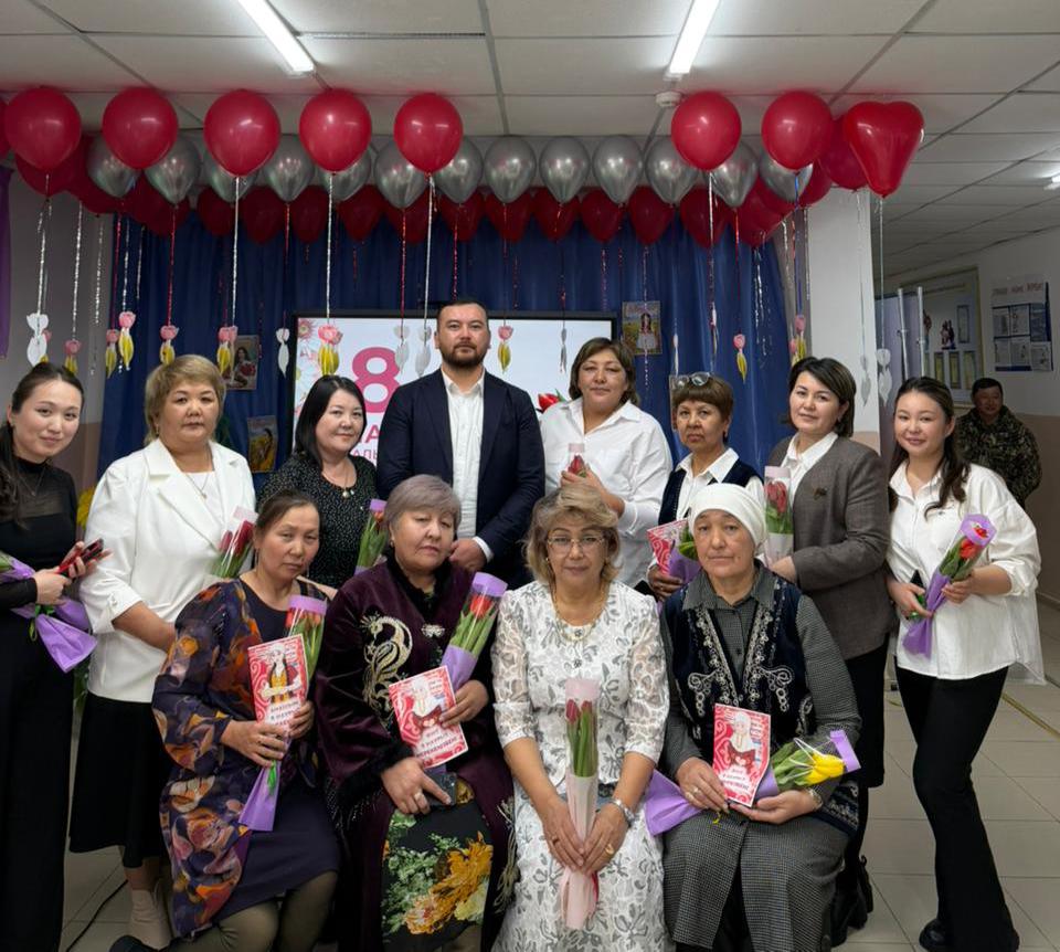 Алакөл ауылдық округінің әкімі Көркем ауылының әйелдерін 8 наурыз – Халықаралық әйелдер күнімен құттықтады.