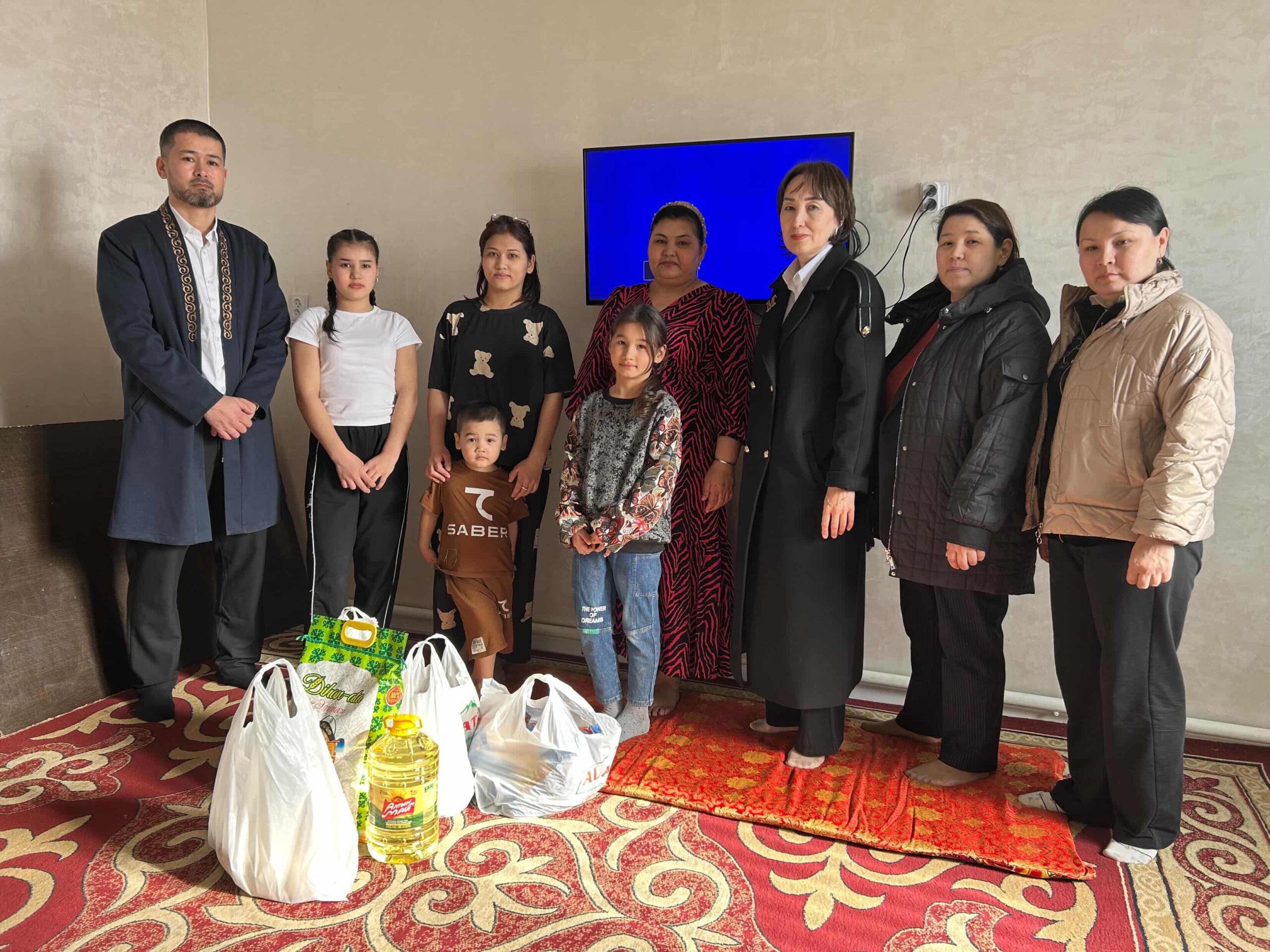 Қызылорда облысы Әділет департаментінің қызметкерлері аз қамтылған отбасыға материалдық қолдау көрсетті