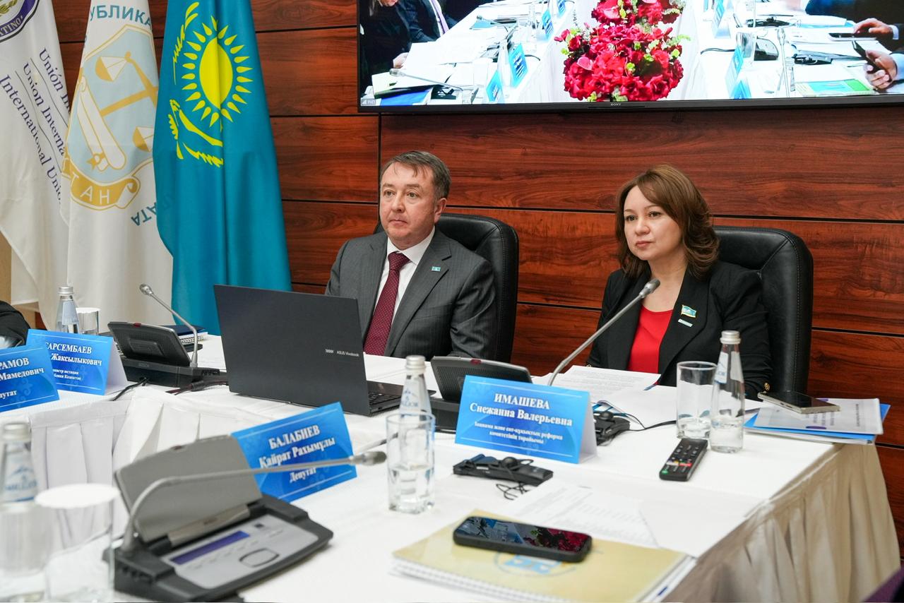 ҚР Әділет министрі Ерлан Сәрсембаев «Нотариаттық іс-қимылдардың заңдылығын қамтамасыз ету және нотариат қызметін цифрландыру» тақырыбындағы көшпелі отырысқа қатысты