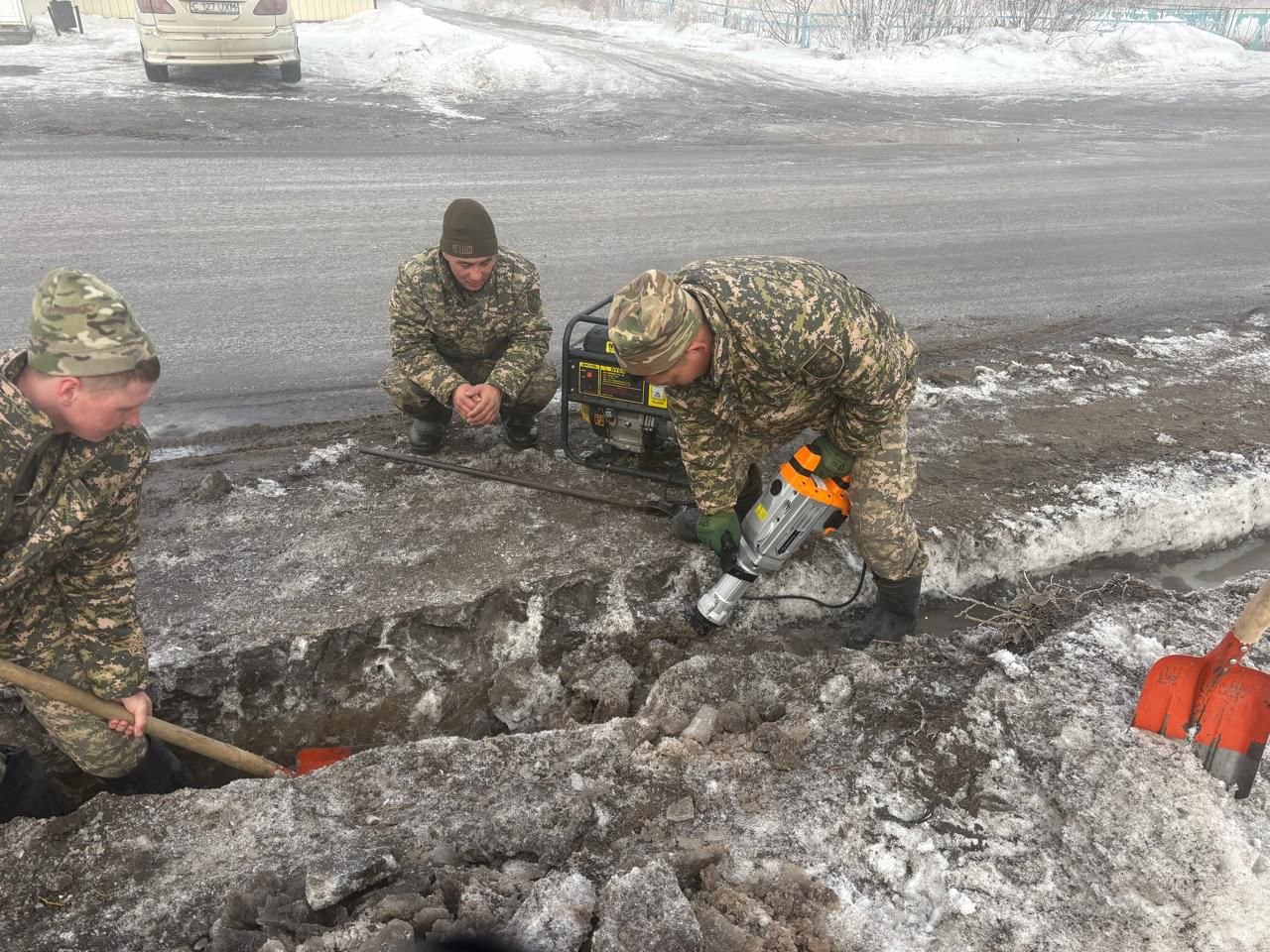 Тасқынға тосқауыл: аумақтық қорғаныс бригадалары бөгеттерді нығайту жұмыстарын жүргізуде