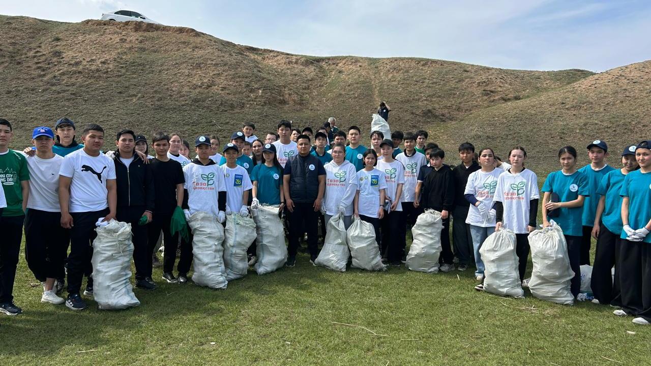 «Таза жағалау»: Қарағанды облысының еріктілері Нұра жағасын тазалап, экологияға көзқарасты өзгертуде
