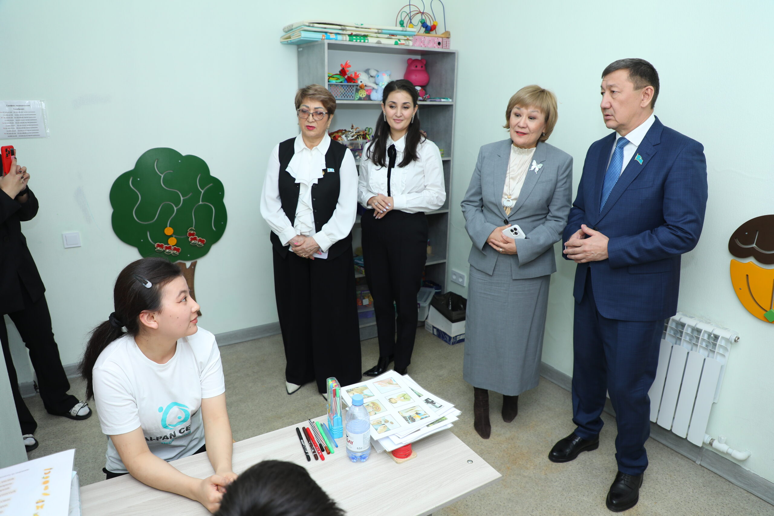 Облыстық мәслихат депутаттары аутизмі бар балаларды қолдау мәселелері бойынша дөңгелек үстелге қатысты