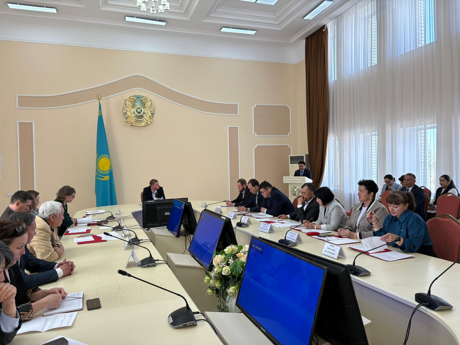 2026 жылғы 7 сәуірде Абай аудандық мәслихатында тұрақты комиссиялардың «Бақылау күні» өтіп, аудандық мәслихаттың 2024 жылғы 14 наурыздағы № 16/153 «Топар кенті мен Дубовка ауылдық округі тұрғындарының жайлы өмір сүру ортасы үшін жағдай жасау бойынша жүргізіліп жатқан жұмыстар туралы» шешімінің орындалу барысы қарастырылды