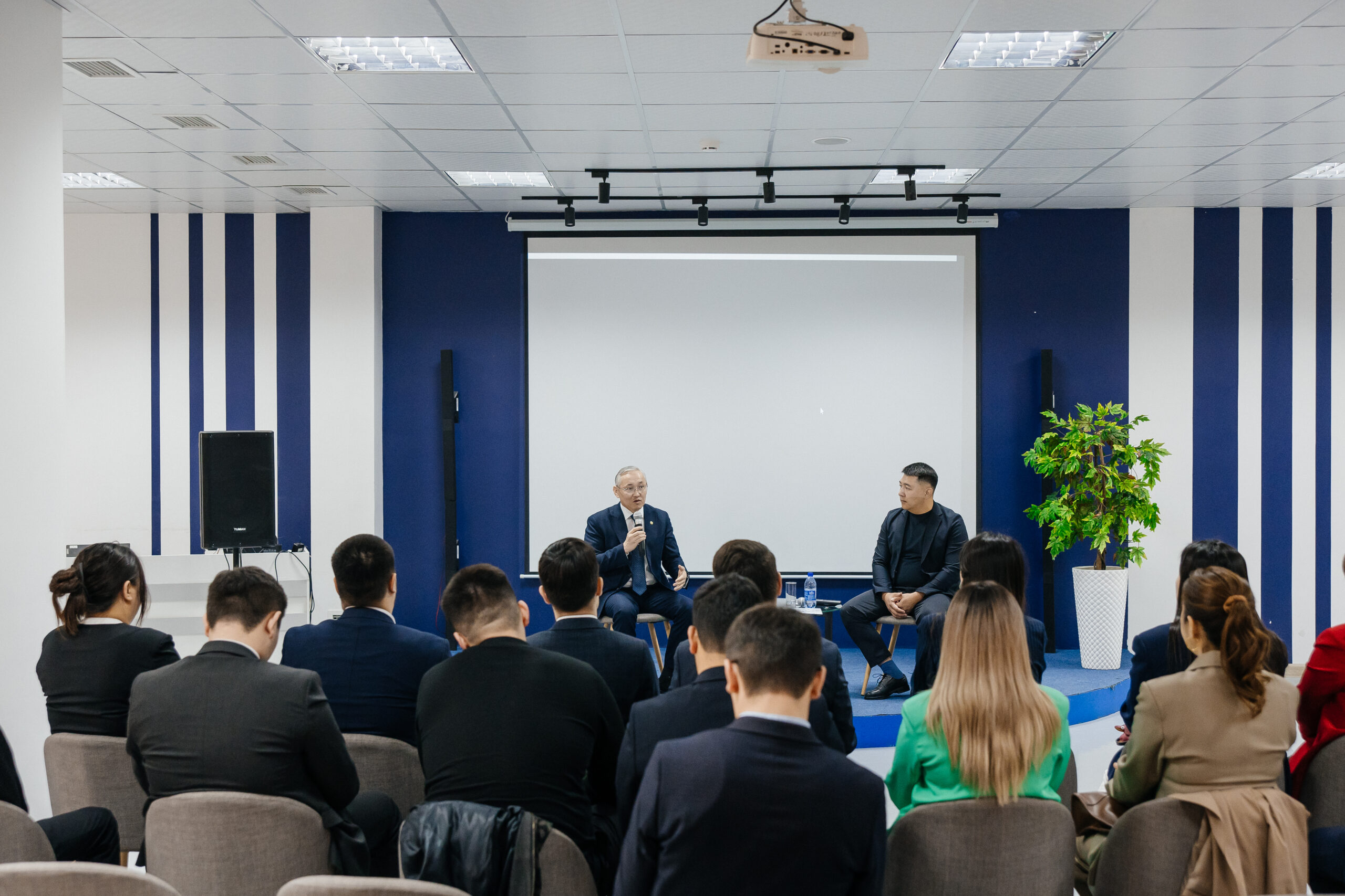 Атырауда жастарға мемлекеттік қызметке орналасу жолдары мен жаңа бастамалар таныстырылды