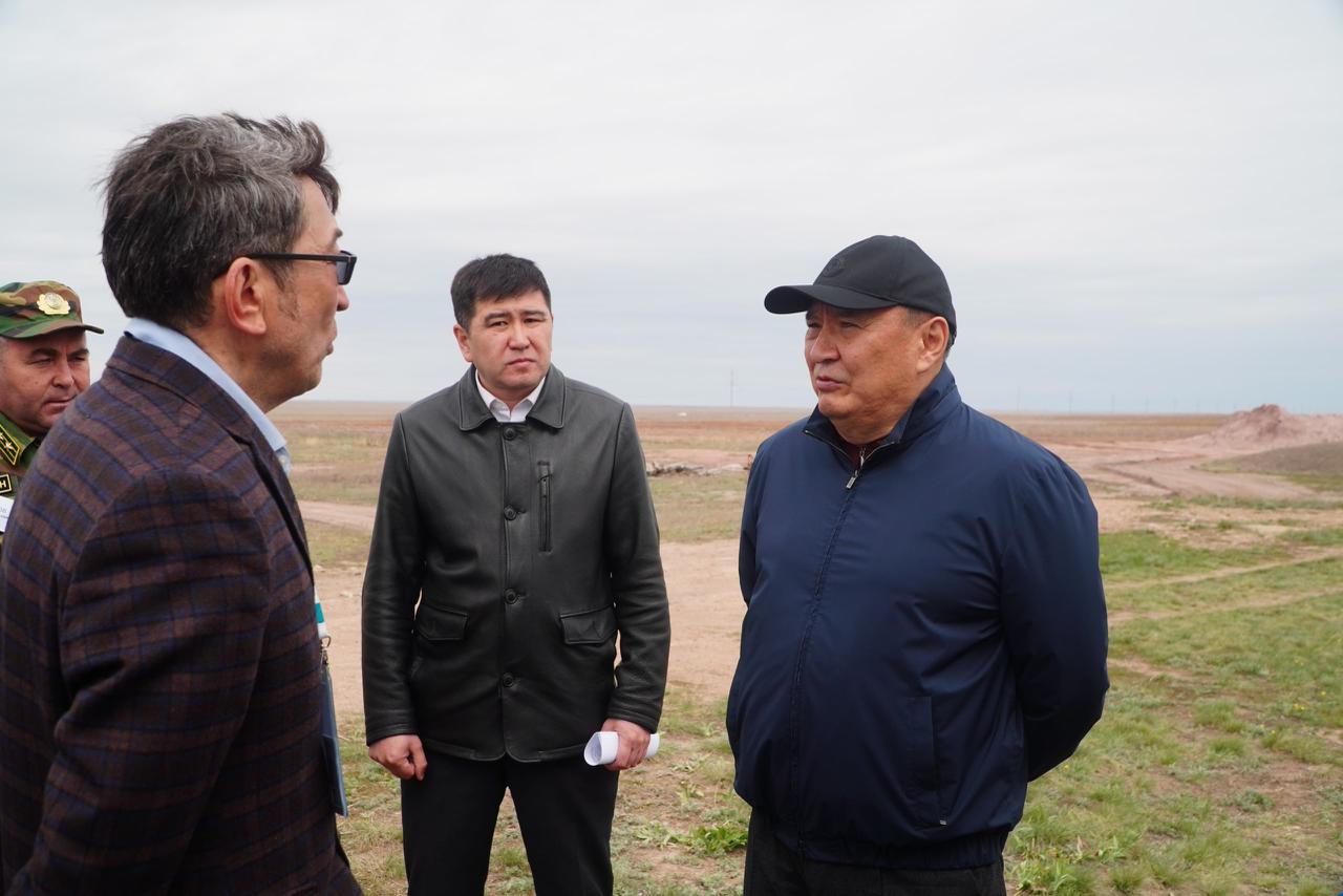 Жұмыс сапары аясында Шортанды ауданына барған Ақмола облысының әкімі Марат Ахметжанов «Қазақстан орманы» ЖШС-нің орман питомнигіне барды. Питомник өңірдегі орман ресурстарын қалпына келтіру саласындағы негізгі нысандардың бірі болып табылады. 485 гектар аумақта ағаш және бұта тұқымдарының көшеттері мен шыбықтары – қарағаш, терек, тал және басқа да түрлері өсіріледі. Заманауи тамшылатып суару жүйесі жолға қойылған, су жинақтау бассейні жұмыс істейді, бұл отырғызу материалын тиімді күтіп-баптауға мүмкіндік береді. «Сұранысты ескере отырып, біз өңір елді мекендерін көгалдандыру үшін қажет қайың мен қарағай көшеттерін өсіруге дайынбыз. Біздің отырғызу материалымыз жерсінуге жақсы бейімделеді және бағасы да төмен», – деді «Қазақстан орманы» ЖШС басшысы Қуат Ерғалиев. «Мемлекет басшысының тапсырмасына сәйкес өңірде 2027 жылға дейін 150 млн ағаш көшеті отырғызылуы тиіс. Барлық жұмыстар кесте бойынша жүргізілуде, бүгінде 74 млн көшет отырғызылды. Мемлекеттік-жекешелік әріптестік аясында отырғызу материалымен толық қамтамасыз ету үшін жеке питомниктерді тарту қажет, соның ішінде көршілес өңірлерді де қамту маңызды», – деп атап өтті Марат Ахметжанов. Өңір басшысы сондай-ақ орманды қалпына келтіру бойынша жүйелі жұмыстың маңыздылығын атап өтіп, көгалдандыру аумақтарын одан әрі кеңейту және көшеттердің жерсіну деңгейін арттыру үшін заманауи агротехнологияларды енгізу қажеттігін жеткізді. Айта кетейік, өңір аумағындағы 11 мемлекеттік орман питомнигінде жыл сайын шамамен 10 млн қылқан жапырақты және жапырақты ағаш көшеттері өсіріледі.