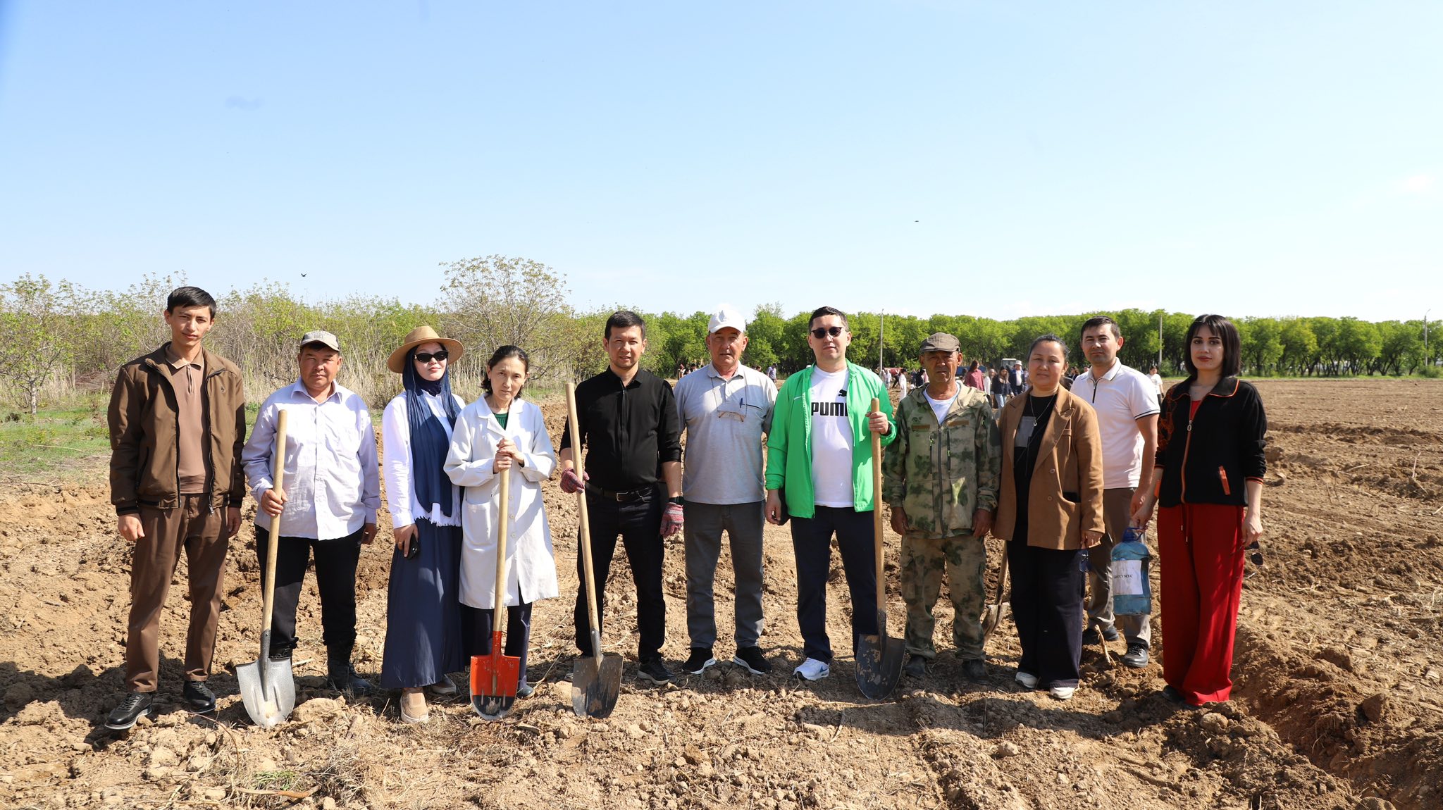 ТҮРКІСТАНДАҒЫ ЭКОЛОГИЯЛЫҚ АКЦИЯДА ХҚТУ ОҚЫТУШЫЛАРЫ МЕН СТУДЕНТТЕРІ 80 ТҮП АҒАШ ЕКТІ