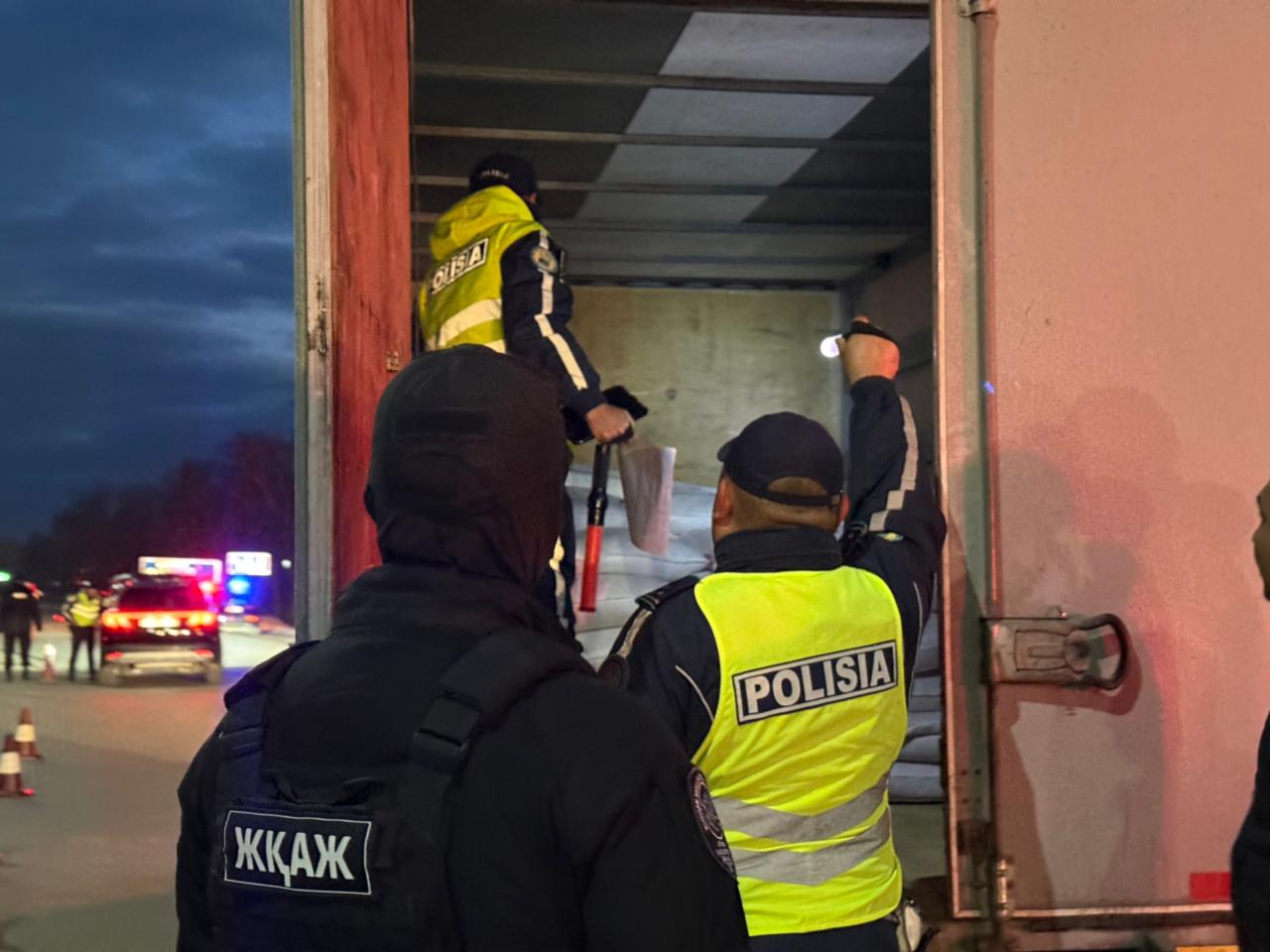 Бескөл маңындағы тасжол қауіпсіздік үшін тарылтылды: полицейлер апаттардың алдын алу бойынша жұмысты күшейтуде