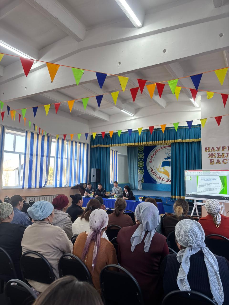 Әл-Фараби орта мектебінде Округ әкімінің және мектеп инспекторларының қатысуымен жалпы ата-аналар жиналысы өтті.