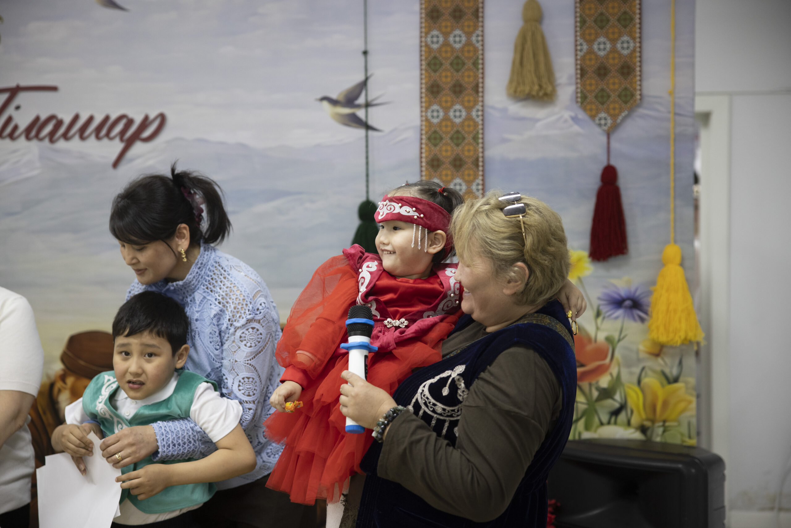 Марат Сұлтанғазиев бүлдіршіндердің тұсауын кесті