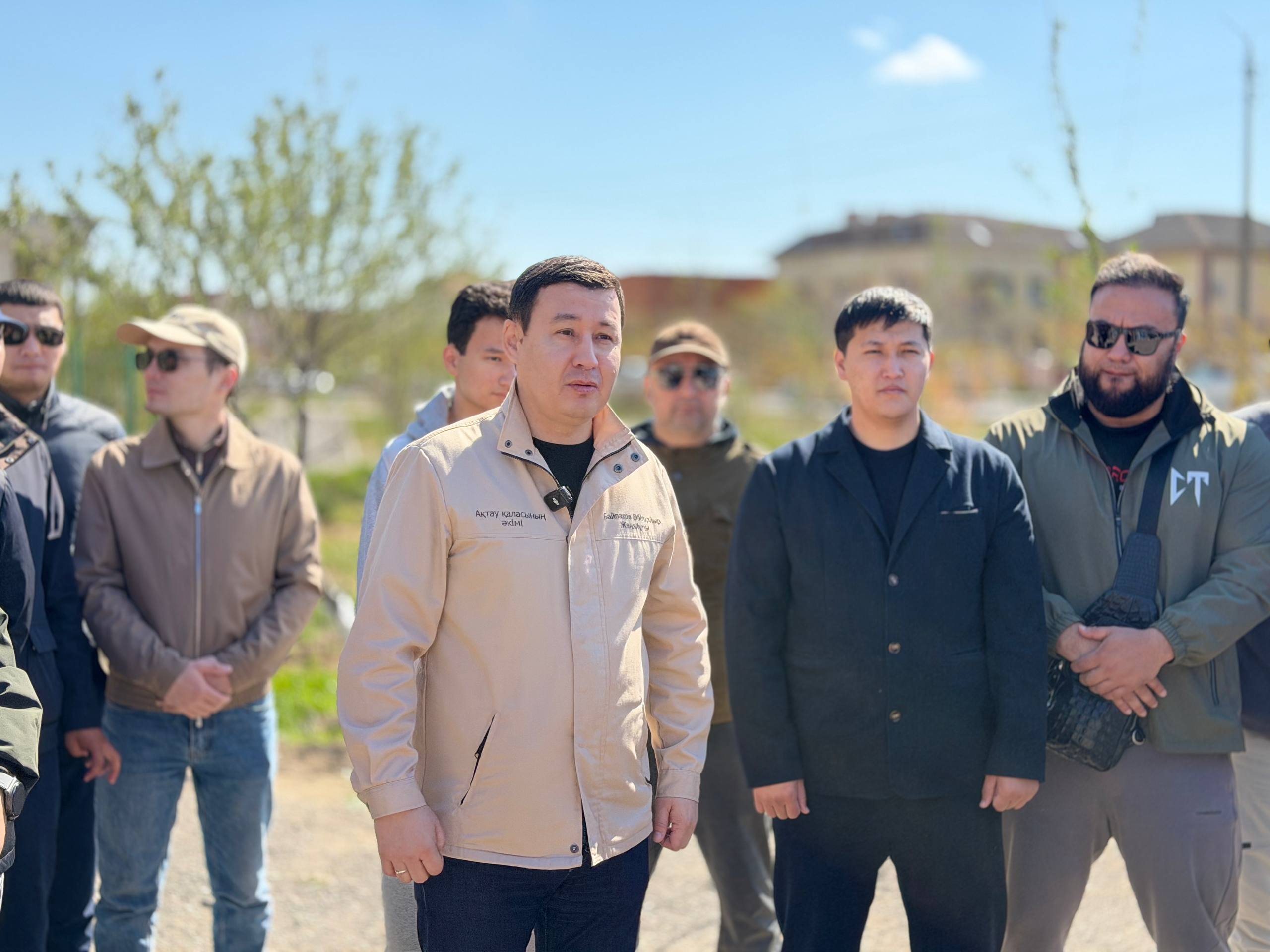 Таза Қазақстан: Ақтау қаласының әкімі шаһардың белсенді азаматтарымен бірге ағаш отырғызды