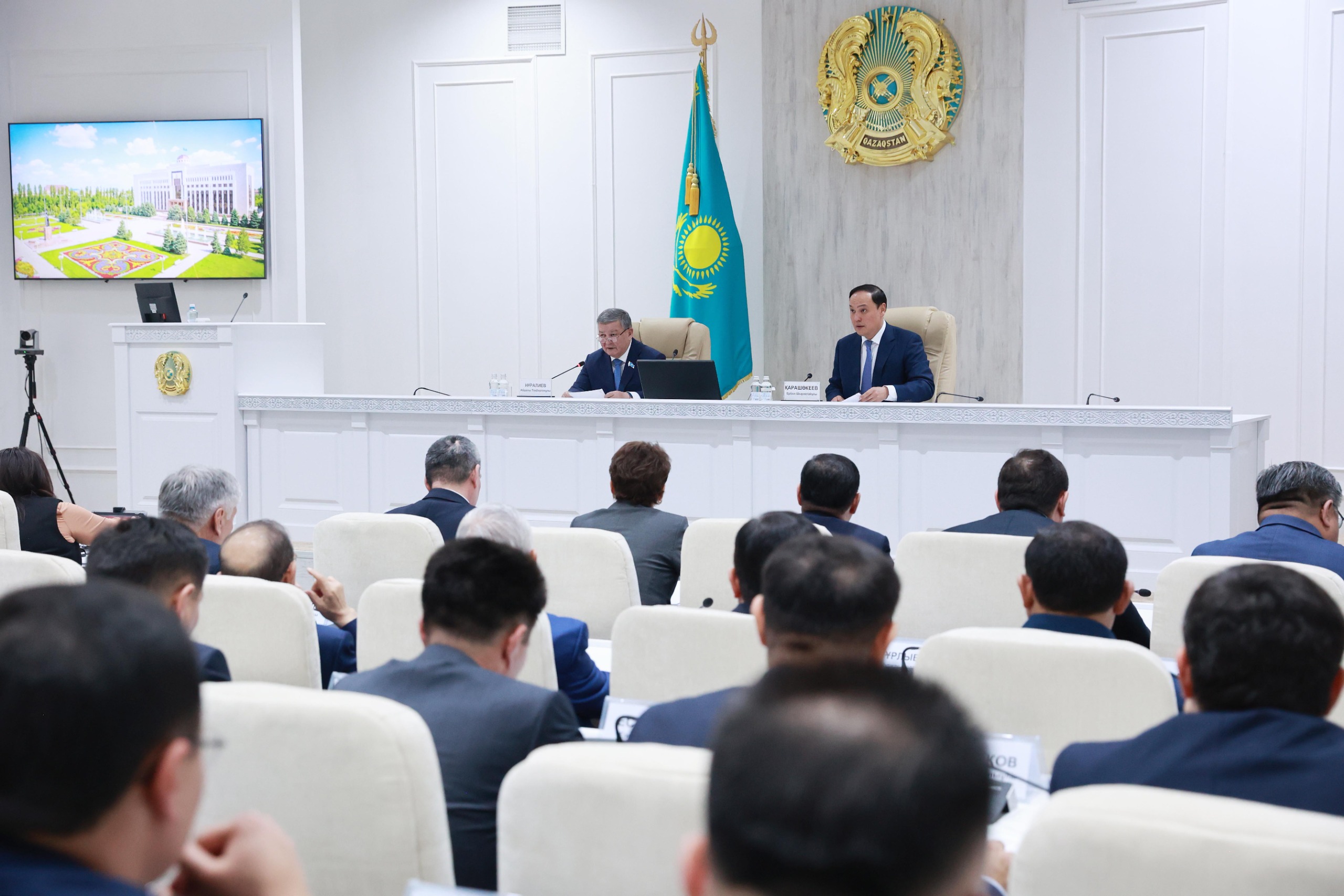 Ербол Қарашөкеев облыстық мәслихаттың кезекті сессиясына қатысты