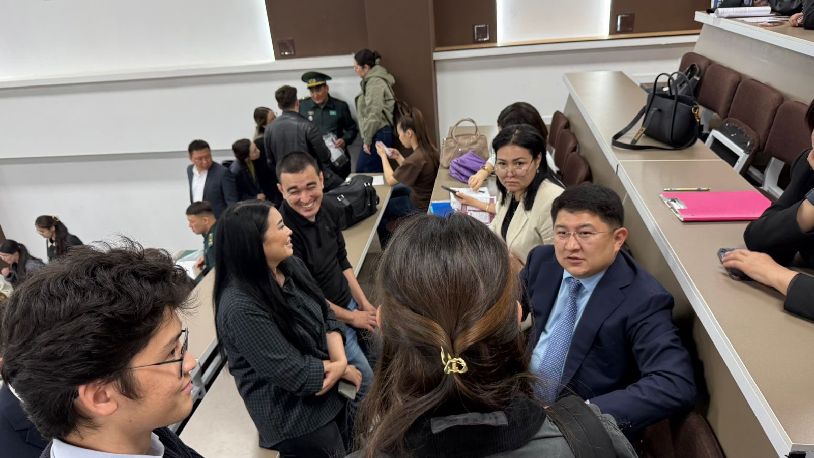 Бітірушілерді өңірімізге шақыру бойынша презентация жасады