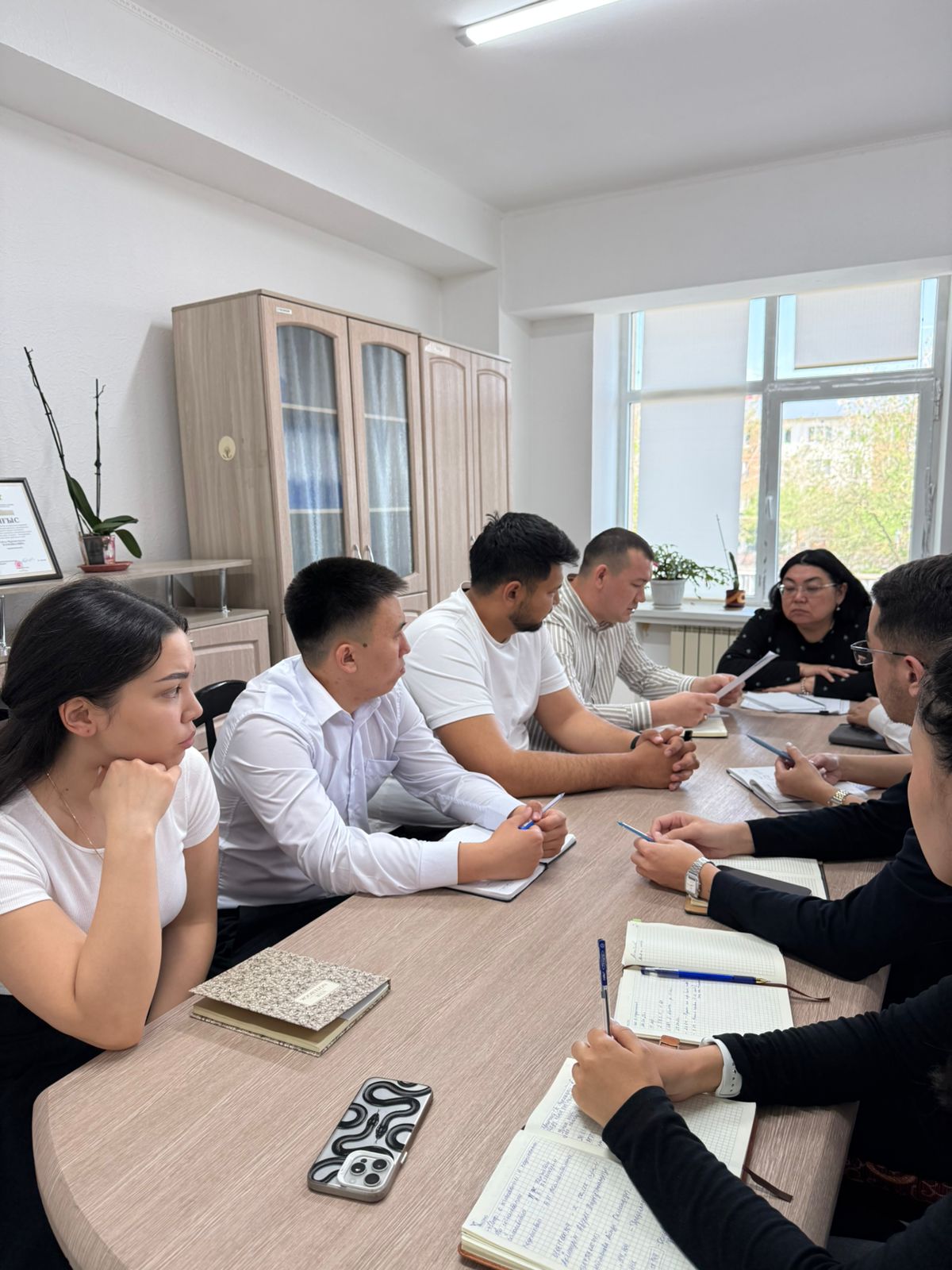 ҚР ДСМ Медициналық және фармацевтикалық бақылау комитетінің Алматы облысы бойынша департаментінің әдеп жөніндегі уәкілі А.М. Нугманов ағымдағы жылдың 27 сәуірінде Департаменттің мемлекеттік қызметшілері арасында сыбайлас жемқорлықтың алдын алу, мемлекеттік қызметшілердің құқықтық сауаттылығын арттыру, сондай-ақ қолданыстағы заңнама талаптарын түсіндіру және осы бағыттағы жұмысты жүйелеу мәселелері бойынша жиын өткізді.