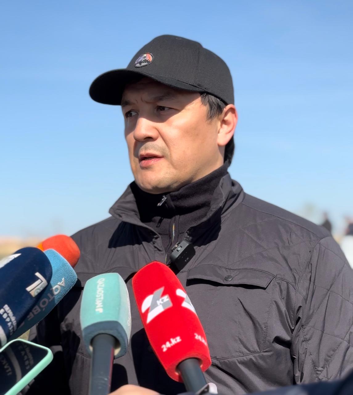 Ақтөбе тазалық үшін күресті жалғастыруда: Қала әкімі Азамат Бекет жастармен бірге қоқыс жинап жүр