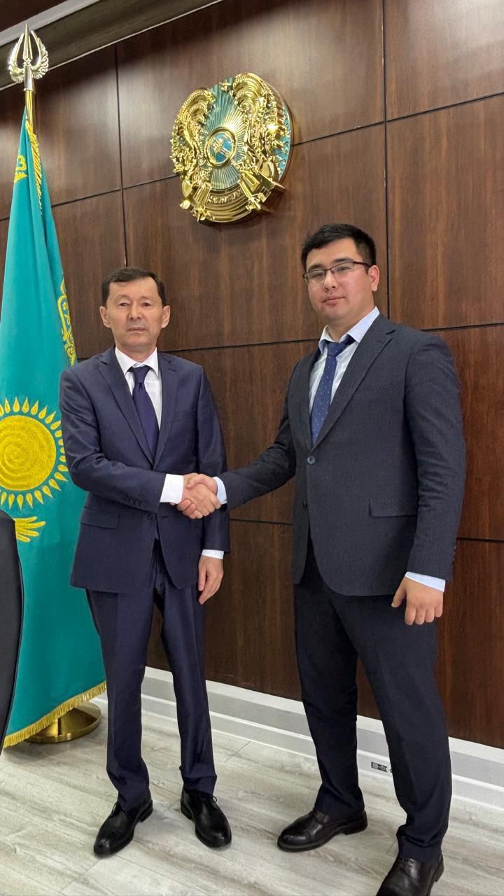 Кеше, 2026 жылдың 7 сәуірінде Маңғыстау облысының санитариялық-эпидемиологиялық бақылау департаментінің басшысы М.У. Сербаев Қарақия аудандық санитариялық-эпидемиологиялық бақылау басқармасының басшысы лауазымына тағайындалған Сүйменов Мейірбек Шафурұлынын басқарма ұжымына және аудан активіне таныстырды.