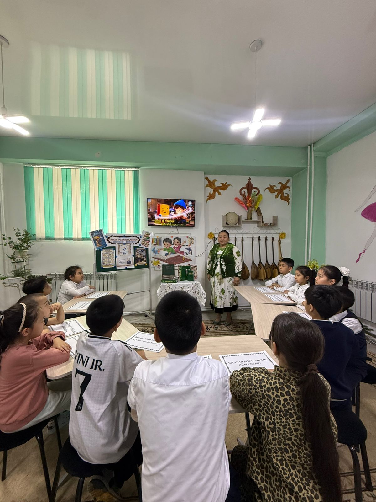 «Ұлттық кітап күні» мерекесіне орай «Ұлттық кітап-жан дүниенің байлығы» тақырыбында педагог-тәлімгер Байбураева Ж.Ш.  тәрбие сағатын өткізді
