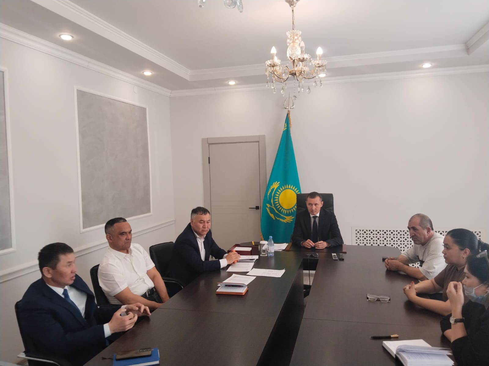 Есіл ауданы әкімінің аппаратында шаруа қожалықтарының басшыларымен және жеке кәсіпкерлермен мемлекеттік кірістердің бюджетке түсімдерін арттыру мәселелері жөніндегі жұмыс комиссиясының отырысы өтті.