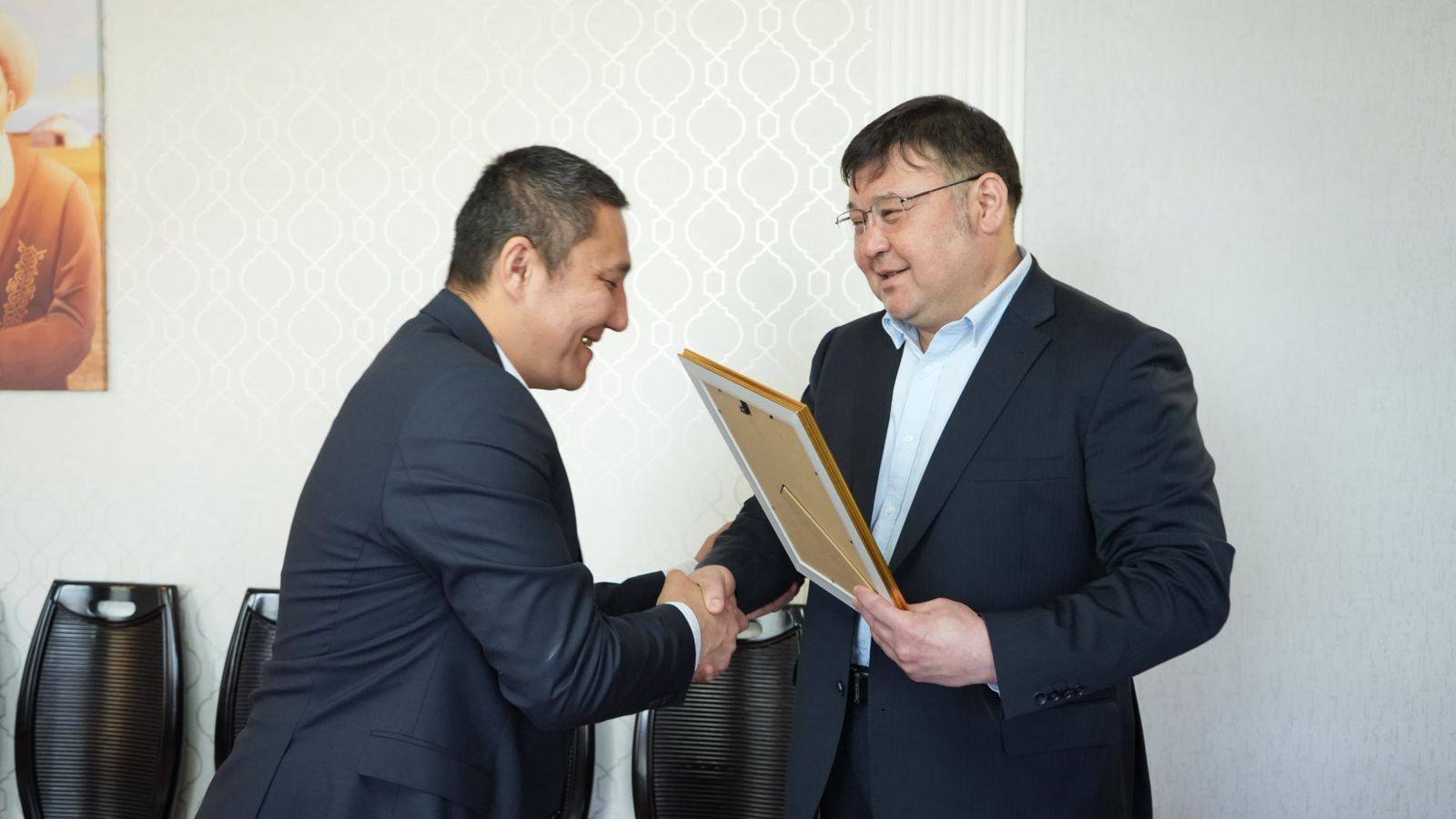 АУДАН ӘКІМІ МЕМЛЕКЕТ БАСШЫСЫНЫҢ АЛҒЫС ХАТЫН ТАБЫСТАДЫ