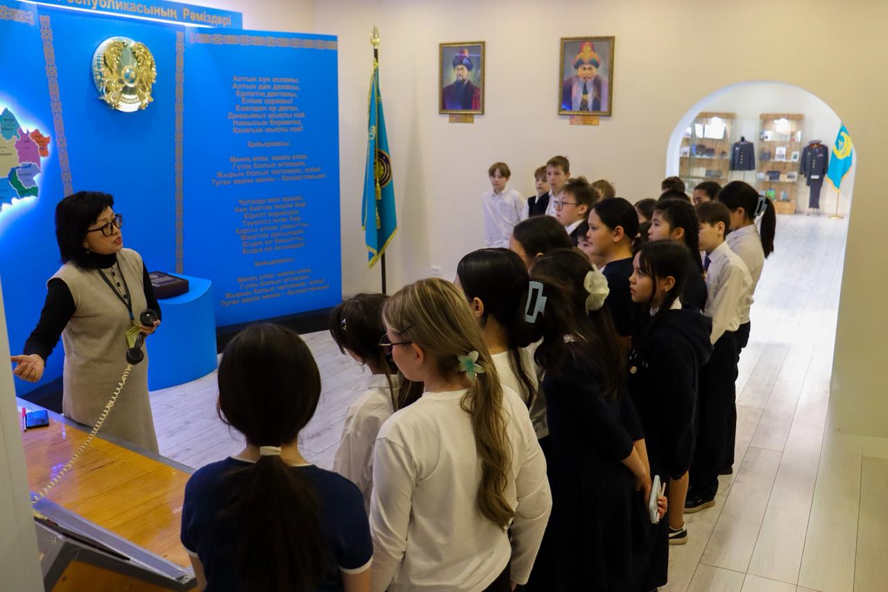 ШҚО-ның үш ауданындағы полиция сыныптарының оқушылары Полиция департаментіне экскурсияға барды