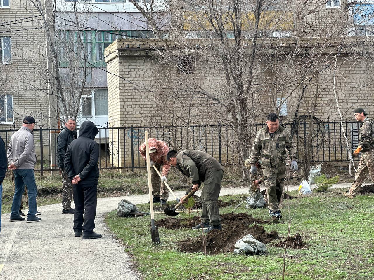 Алғадағы «Ана мен бала» саябағына жас көшеттер отырғызылды