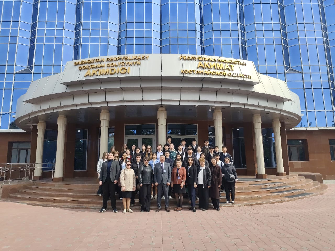 Мемлекеттік қызметтің құндылықтарын ілгерілету және оқушылар арасында ерте кәсіптік бағдарлау мақсатында Қостанай облысының әкімдігінде Қостанай қаласы мектептерінің оқушыларымен іс-шара өткізілді.