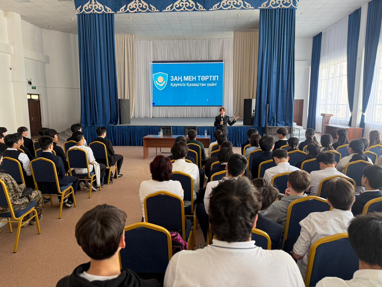 «Заң мен тәртіп»: елордалық оқушыларға цифрлық қауіпсіздік бойынша лекция өтті