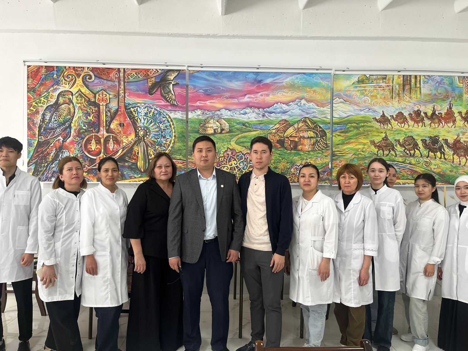 2026 жылғы 09 ақпанда ҚР ДСМ Медициналық және фармацевтикалық бақылау Комитетінің Ақтөбе облысы бойынша департаментінің мамандарымен Кеңес Одағының Батыры М.Маметова атындағы Ақтөбе жоғары медициналық колледжі және Бопай ханым жоғары медициналық колледжінің базасында фармацевтикалық бөлімінің түлектерімен «Дәрілік заттар мен медициналық бұйымдардың айналысы саласындағы маман сертификатын беру» мемлекеттік қызмет бойынша түсіндіру жұмыстары жүргізілді.