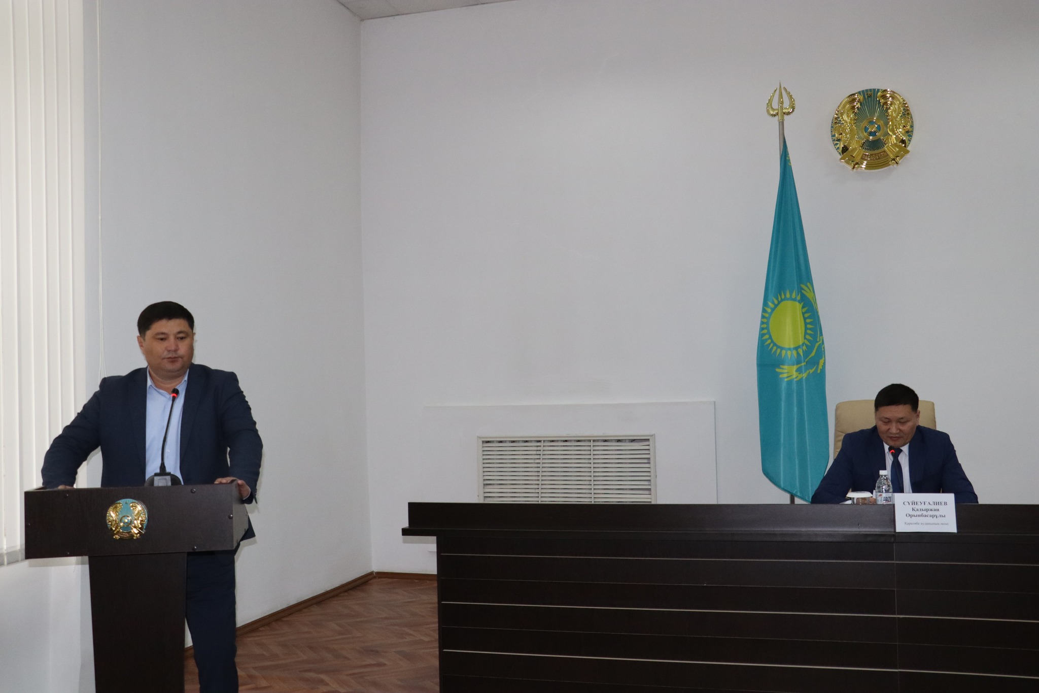 Төтенше жағдайлардың алдын алу комиссиясының отырысы 20 сәуірде аудандық мәслихаттың мәжіліс залында аудандық төтенше жағдайлардың алдын алу және оларды жою жөніндегі комиссияның кезекті отырысы өтті. Отырысқа комиссия төрағасы, аудан әкімі Қ.Сүйеуғалиев төрағалық етті. Күн тәртібіндегі алғашқы мәселе 2026 жылғы өрт қауіпті маусымына дайындық туралы, «Ауыл құтқарушысы» бағдарласының орындалуы жөнінде аудандық төтенше жағдайлар бөлімінің бастығы Мэлс Искаков баяндама жасады. Сонымен қатар, 2026 жылғы су тасқыны кезеңінің қорындысы жөнінде баяндама жасалды. – Қаратөбе ауданының 2026 жылғы жұмыс жоспарына сай, сәуір айында Қаратөбе ауданы мен Сырым ауданы ерікті өрт сөндіру құрамаларының арасында дала өрттін сөндіруді ұйымдастыру тақырыбында далалык оқу-жаттығу өткізілді. Оқу-жаттығуды Қаратөбе ауылдық округ әкімі, ЕӨКЖ, құрал-саймандары және техникаларымен шығып жақсы деңгейде өткізді. Бұл далалық оқу-жаттығудың өткізу мақсаты ауданымызда күрделі далалық өрт болған жағдайда көршілес ауданның ӨСБ-нің және ЕӨҚЖ-н шакырта отырып, бірлесе отырып өртті сөндіру болып табылады. Шалғай орналаскан елді мекендерде өрттердің уақытылы сөндіруді қамтамасыз ету мақсатында Сулыкөл және Аққозы ауылдық округтерінде маусымдық мемлекеттік емес өрт сөндіру бекеттері 3 жыл мерзімге ашылып, 1 сәуірден бастап жұмыстарын бастады, – деді Мэлс Тілектесұлы өз баяндамасында. Отытыста қаралған суға шомылу маусымында судағы адам өлімінің алдын алу, жазғы демалыс кезеңінде балалардың қауіпсіздігін қамтымасыз ету туралы аудандық білім беру бөлімінің бас маманы Есенгүл Рабаева баяндап берді. Күн тәртібіндегі аудан аумағындағы коммуналдық жағажайлар және басқада суға түсу орындарын ашу туралы мәселеге аудандық кәсіпкерлік және ауыл шаруашылығы бөлімінің басшысы Қанат Бадақов тоқталды.  2025-2026 жылғы қысқы және жылыту маусымының қорытындысы туралы аудандық тұрғын-үйкоммуналдық шаруашылық, жолаушылар көлігі және автомобиль жолдары бөлімінің басшысы Қанат Мұқанов баяндады.