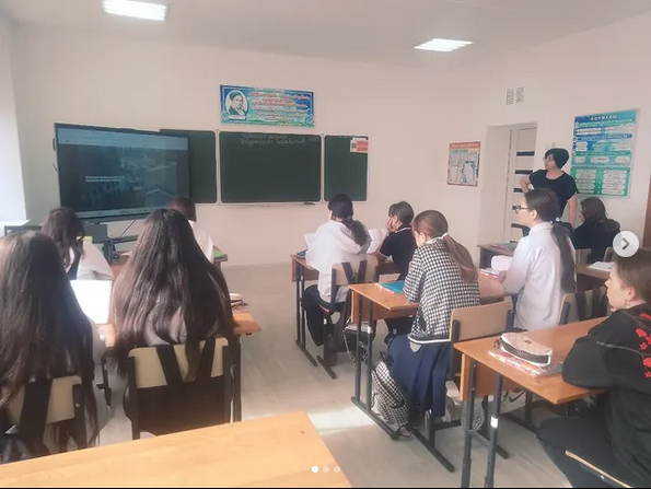 Аға буын оқушылары “кітап бетбелгілері емес” деректі фильмін тамашалады.