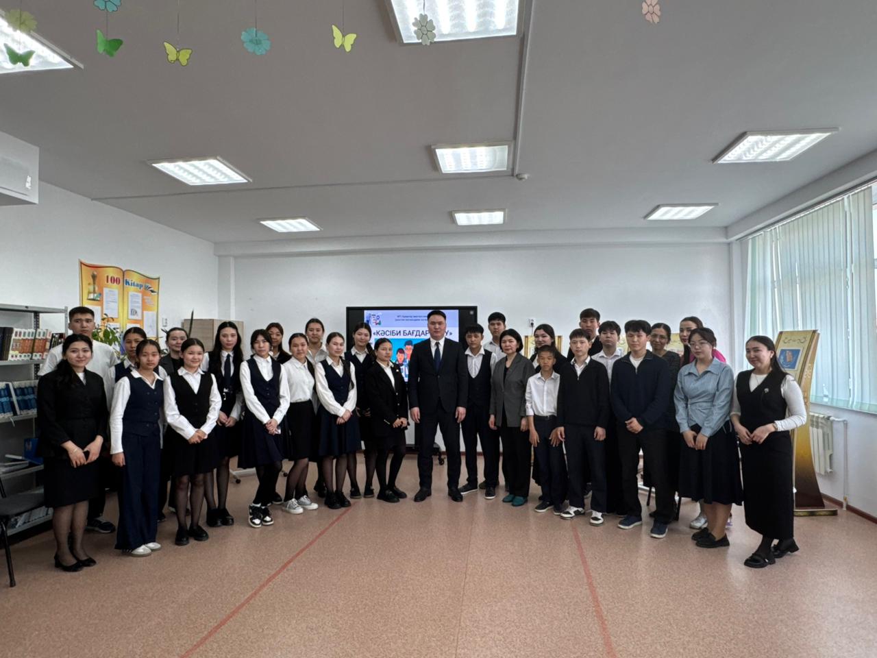 ӨҢІРЛІК КАДР РЕЗЕРВІНІҢ МҮШЕСІ ӨҢІР ЖАСТАРЫМЕН КЕЗДЕСТІ